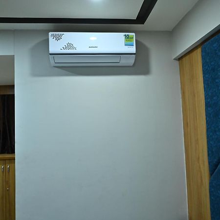 Hotel Sury Villa Ahmedabad Bagian luar foto