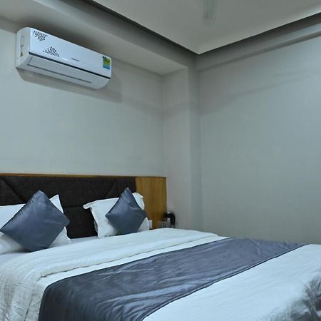 Hotel Sury Villa Ahmedabad Bagian luar foto