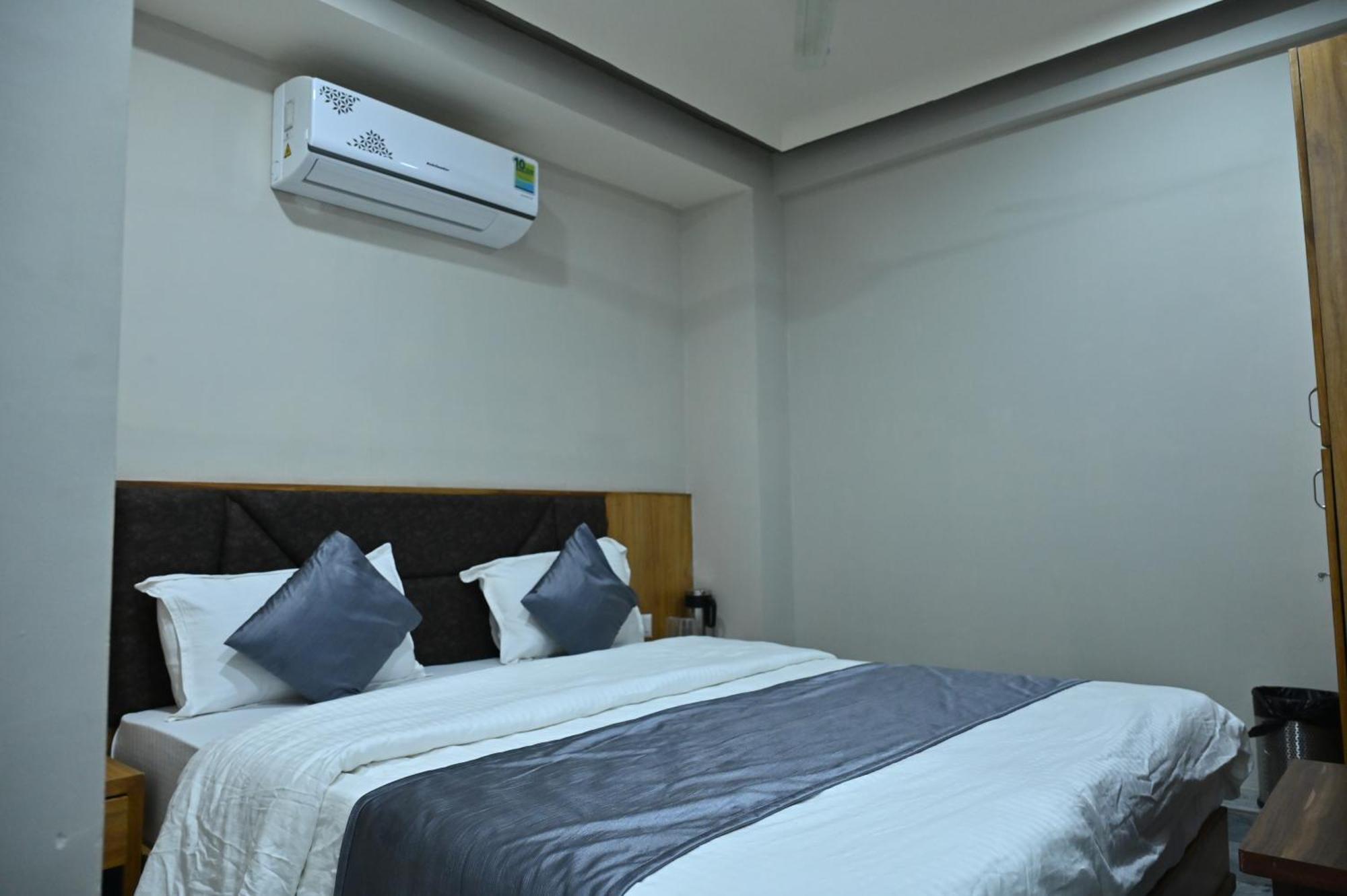 Hotel Sury Villa Ahmedabad Bagian luar foto