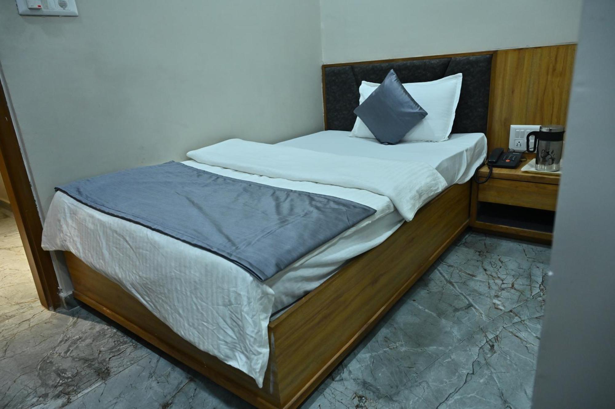 Hotel Sury Villa Ahmedabad Bagian luar foto