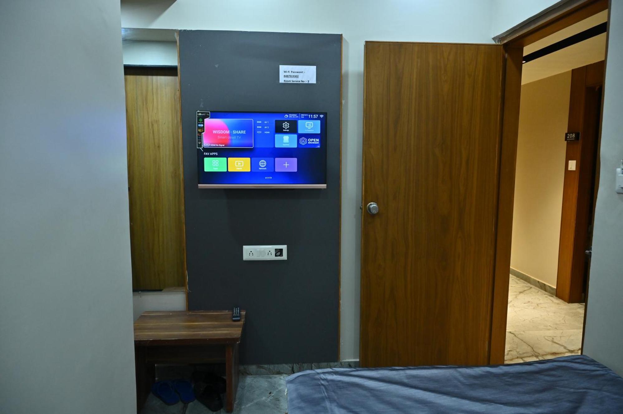 Hotel Sury Villa Ahmedabad Bagian luar foto
