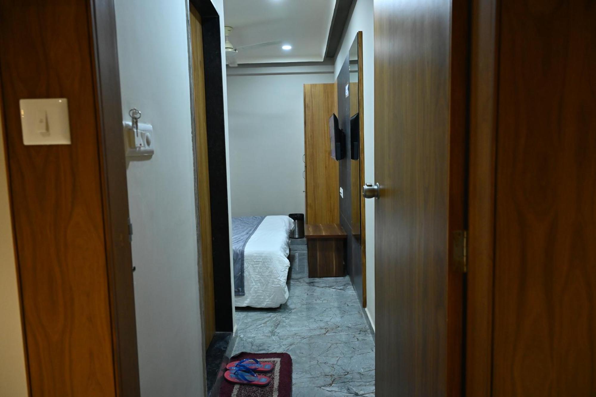 Hotel Sury Villa Ahmedabad Bagian luar foto
