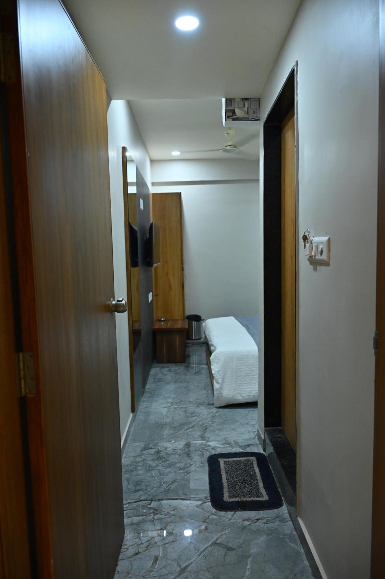 Hotel Sury Villa Ahmedabad Bagian luar foto