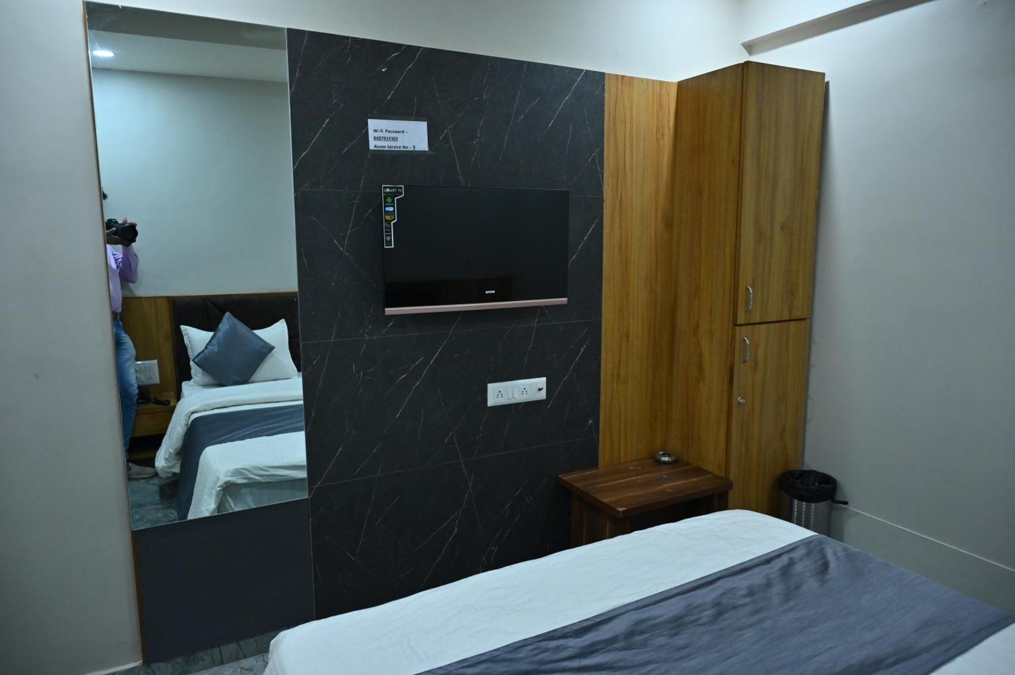 Hotel Sury Villa Ahmedabad Bagian luar foto