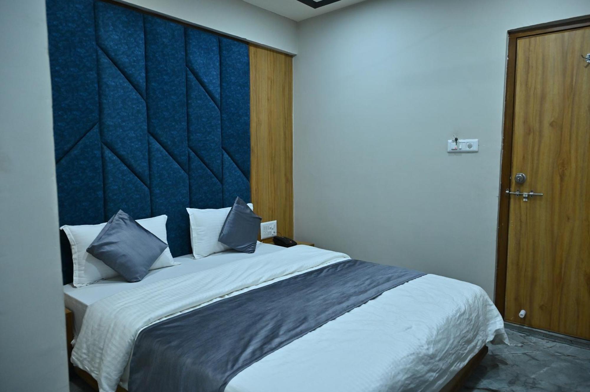 Hotel Sury Villa Ahmedabad Bagian luar foto