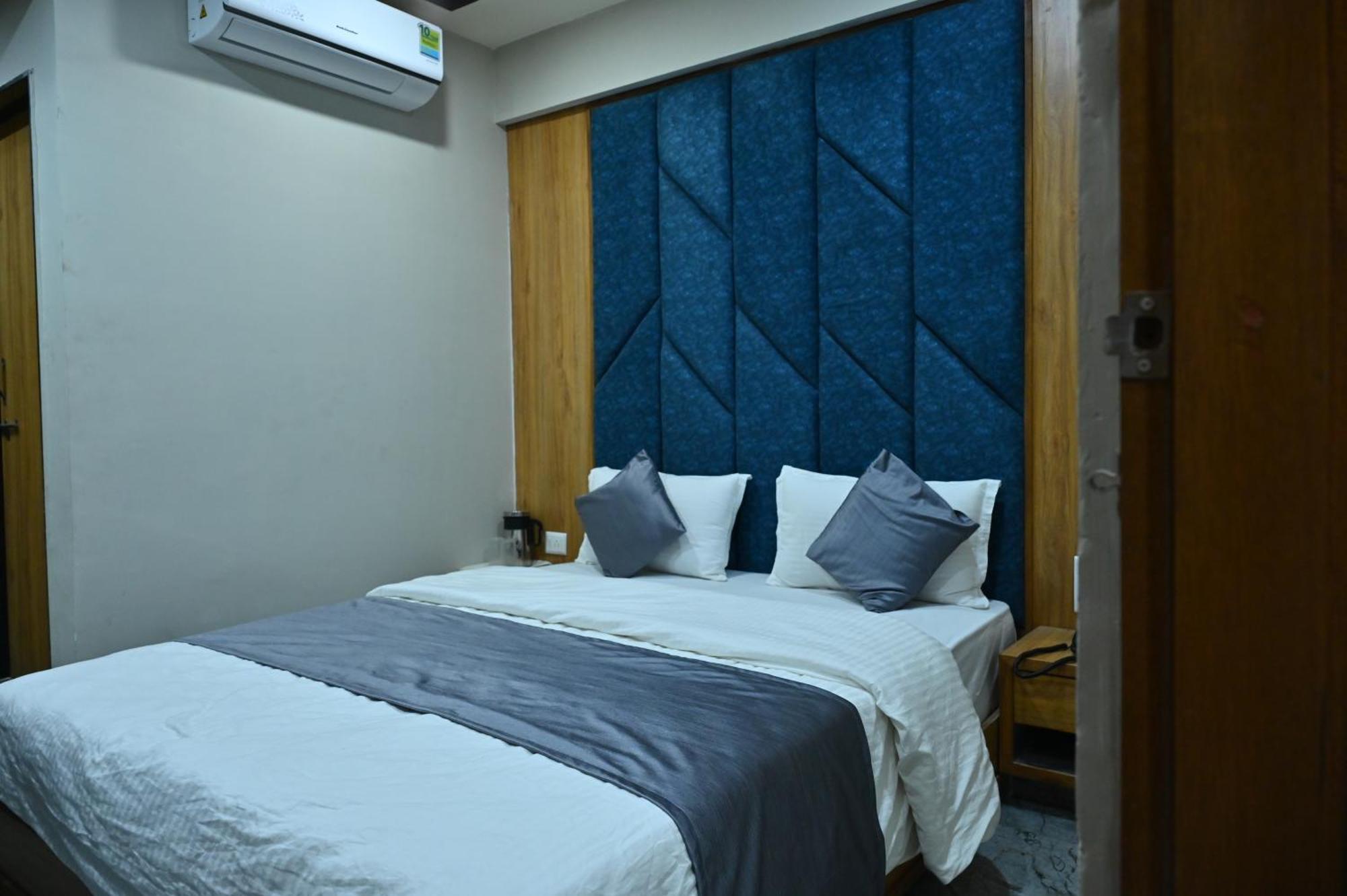 Hotel Sury Villa Ahmedabad Bagian luar foto