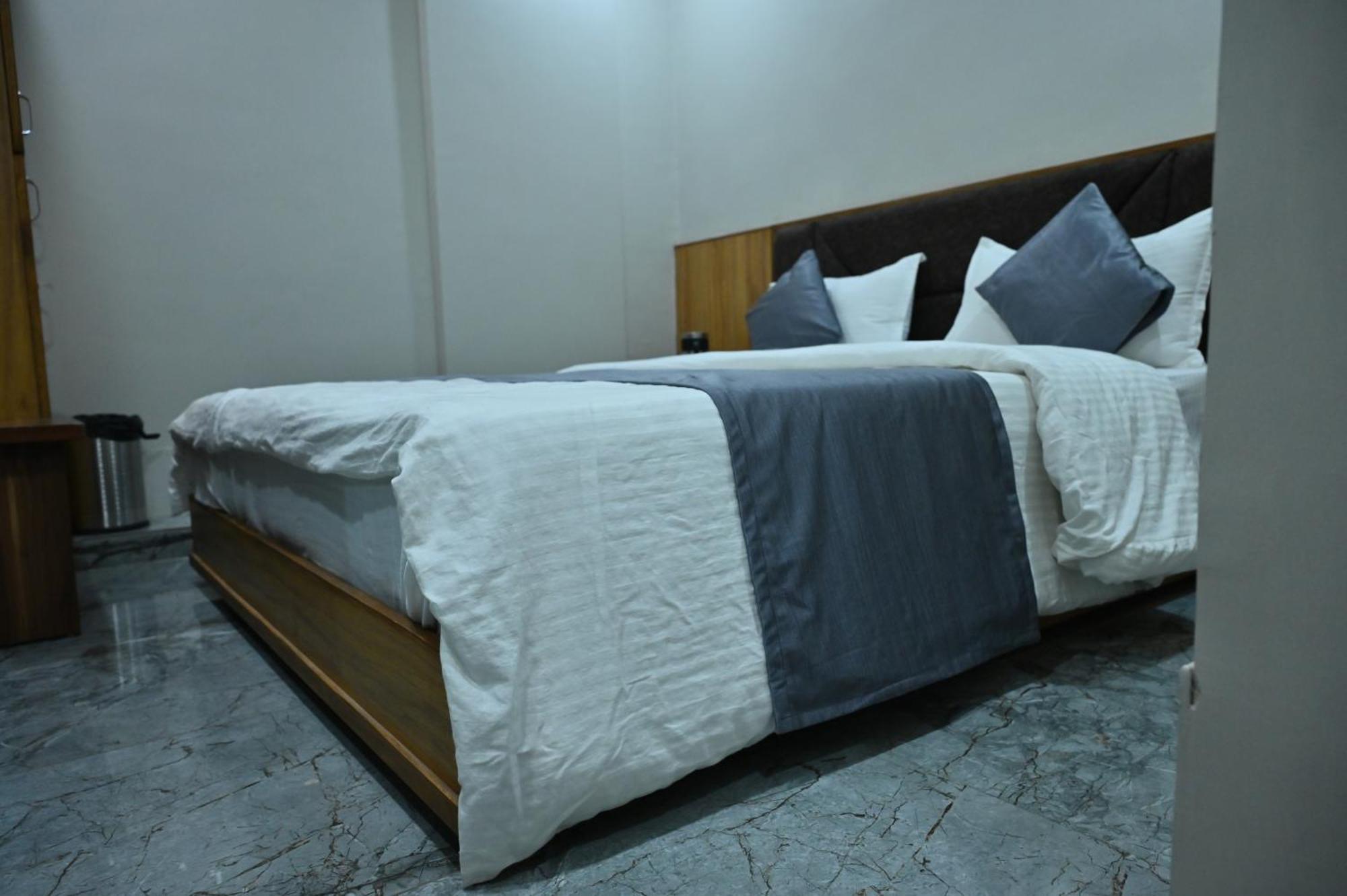 Hotel Sury Villa Ahmedabad Bagian luar foto