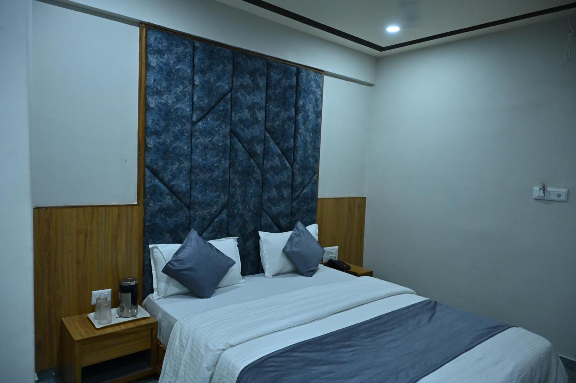 Hotel Sury Villa Ahmedabad Bagian luar foto