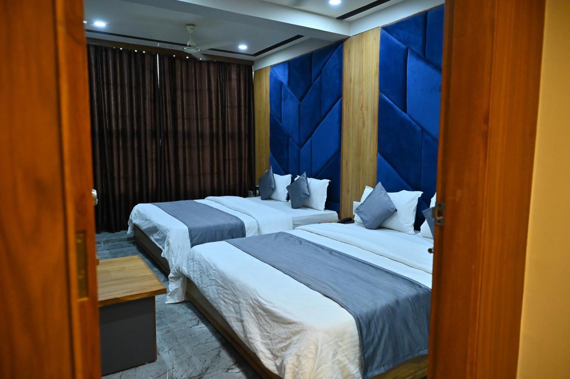 Hotel Sury Villa Ahmedabad Bagian luar foto
