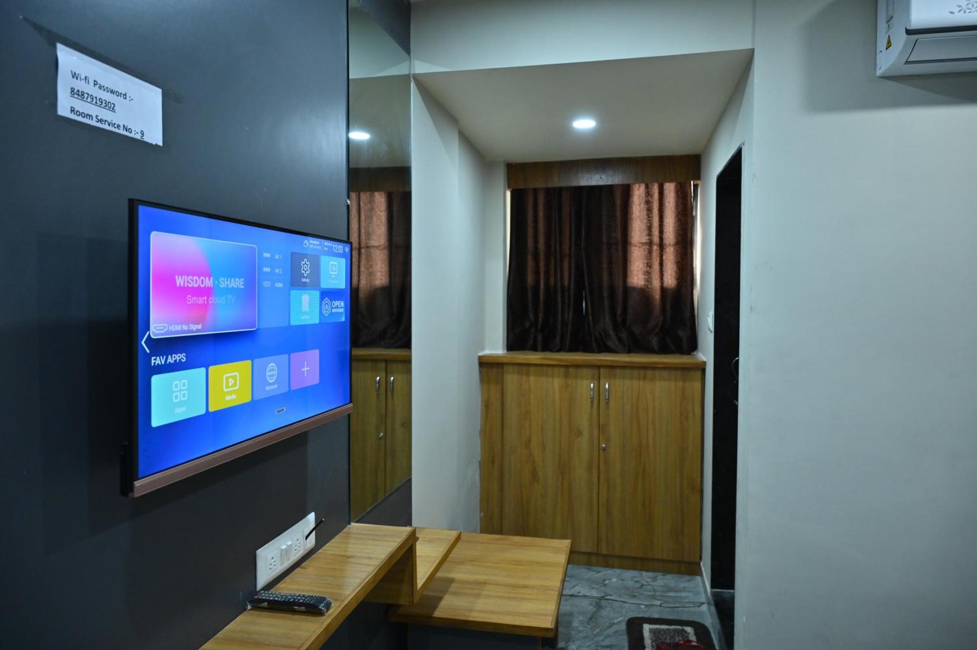 Hotel Sury Villa Ahmedabad Bagian luar foto