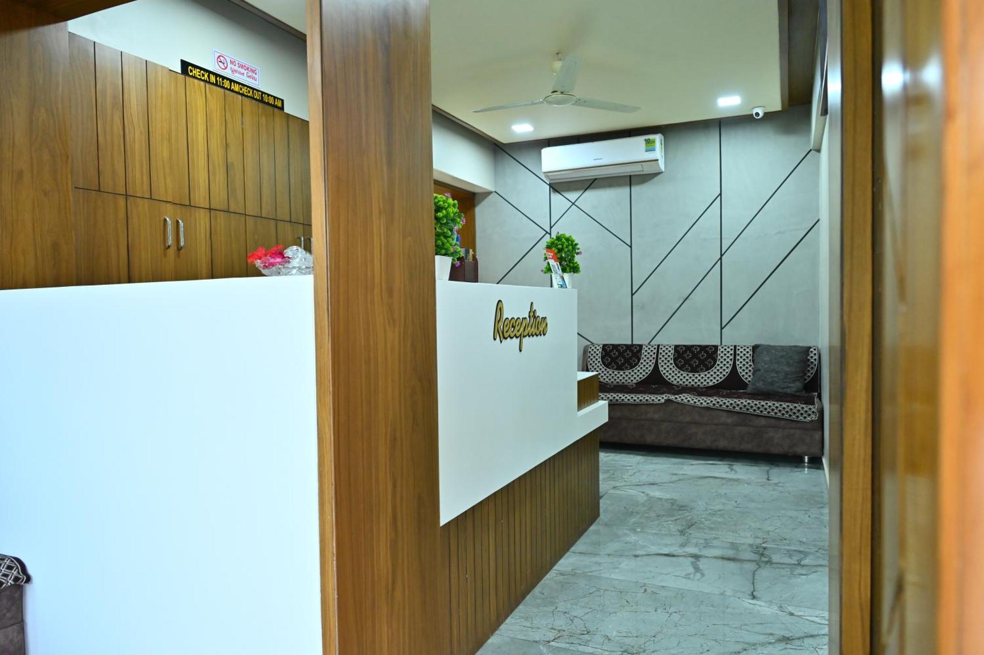 Hotel Sury Villa Ahmedabad Bagian luar foto