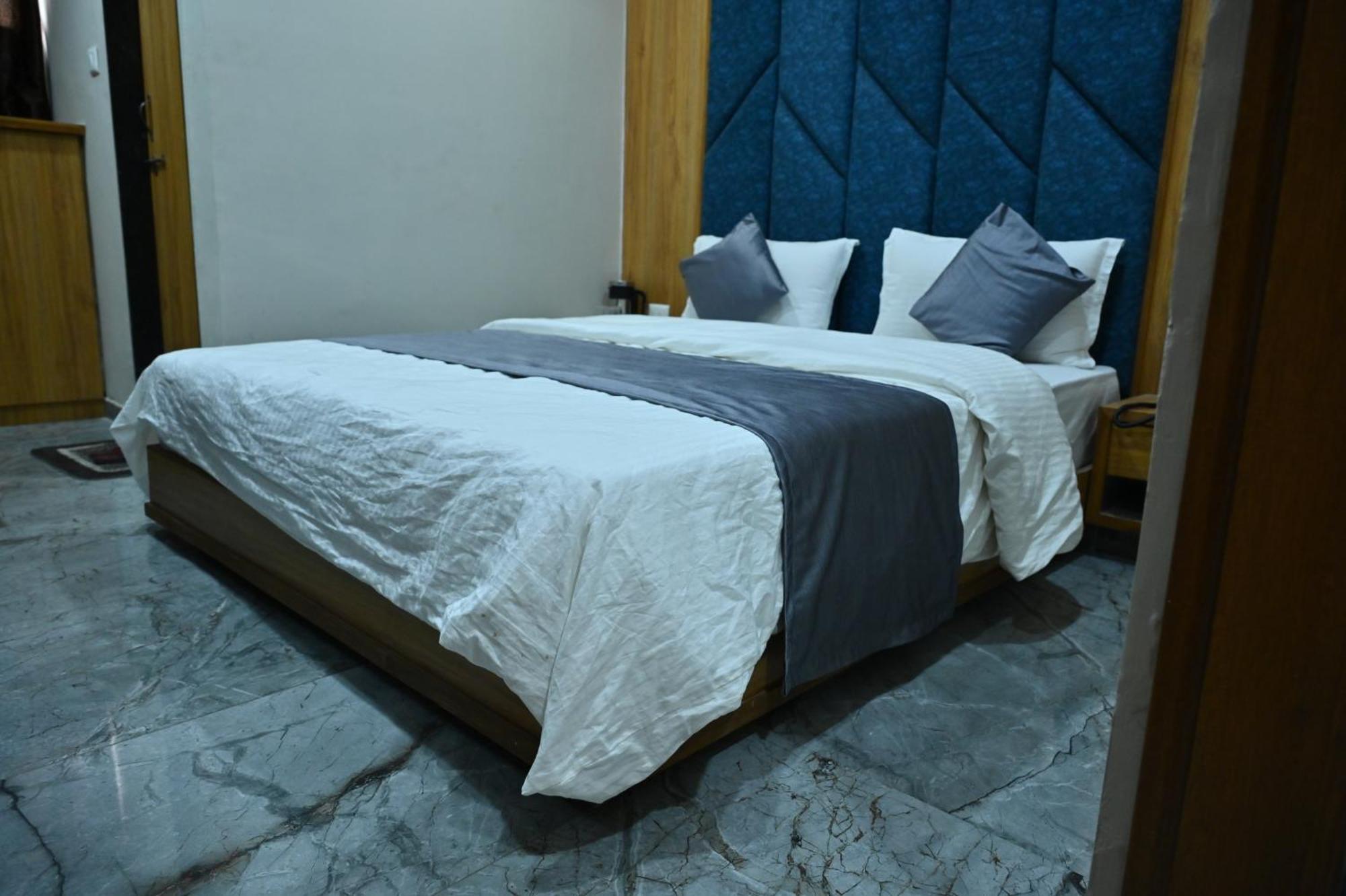 Hotel Sury Villa Ahmedabad Bagian luar foto