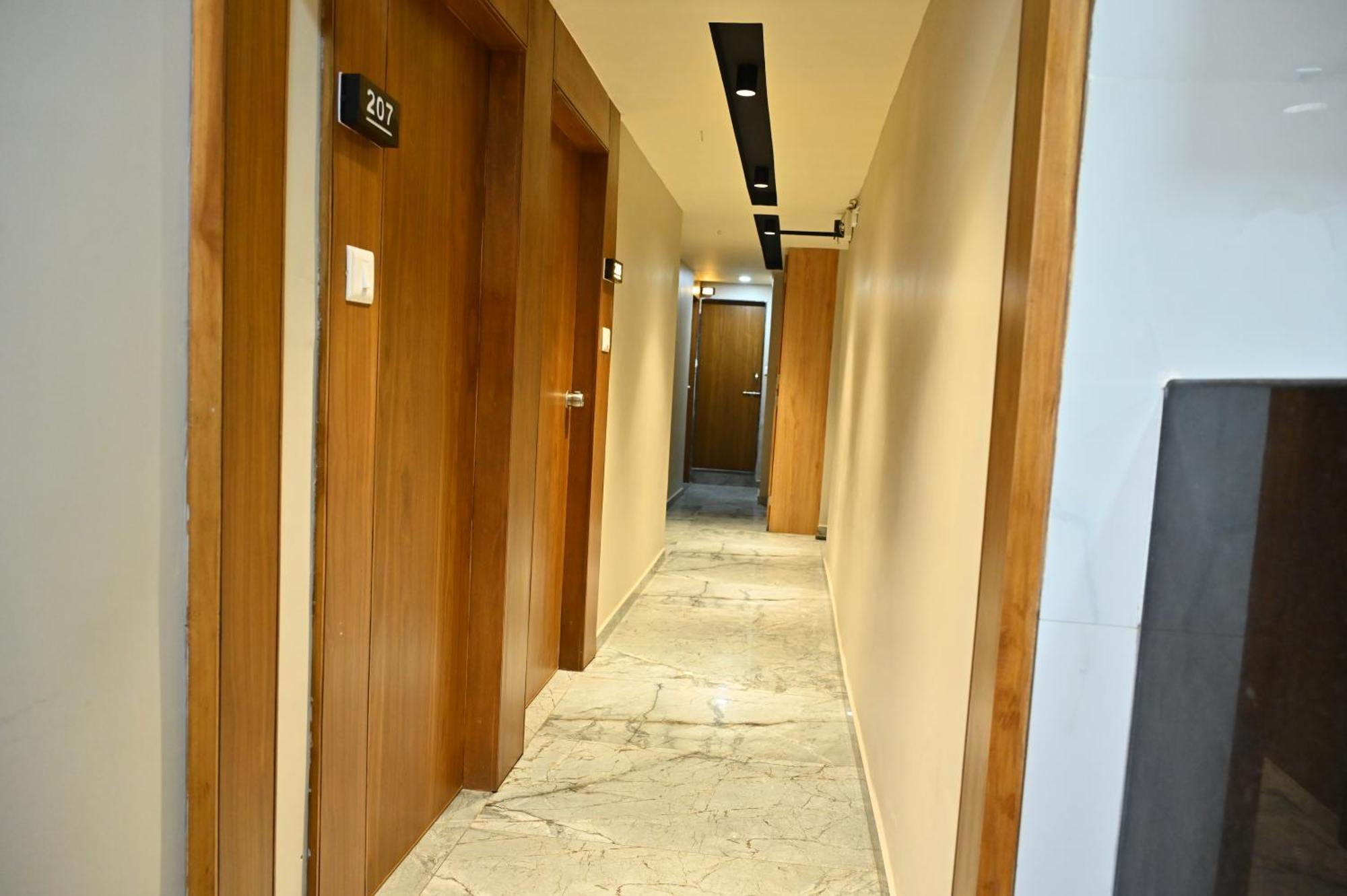 Hotel Sury Villa Ahmedabad Bagian luar foto