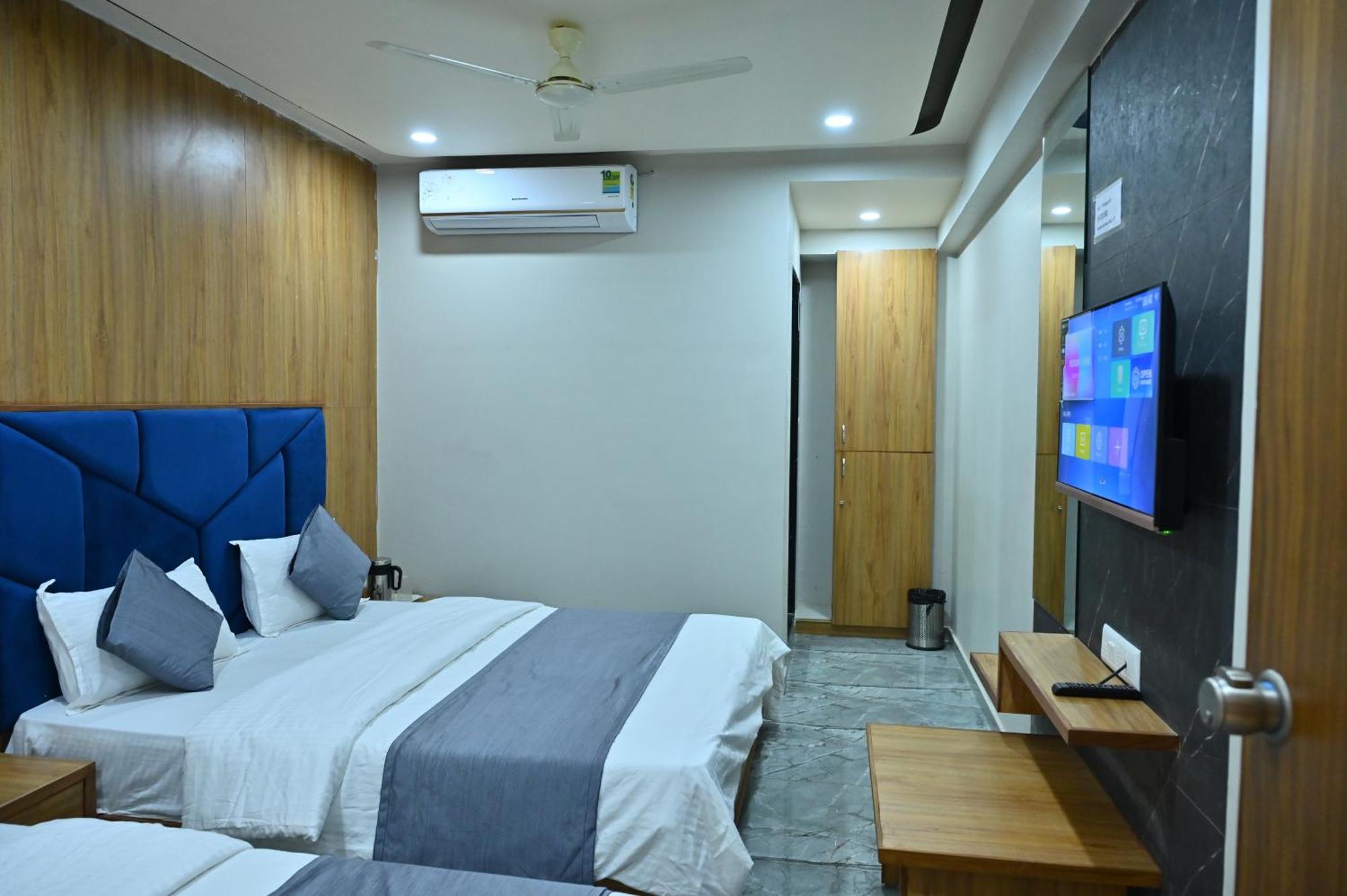 Hotel Sury Villa Ahmedabad Bagian luar foto