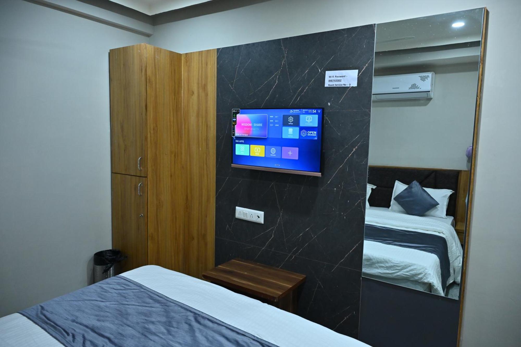 Hotel Sury Villa Ahmedabad Bagian luar foto
