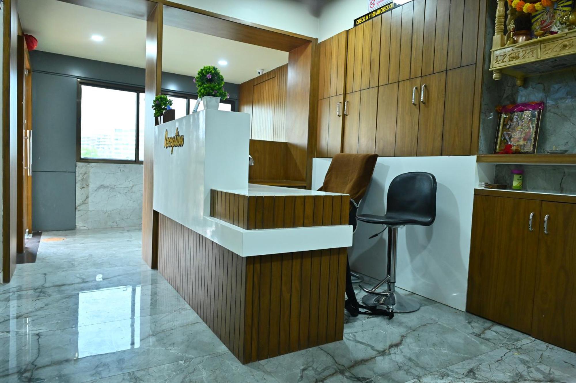 Hotel Sury Villa Ahmedabad Bagian luar foto